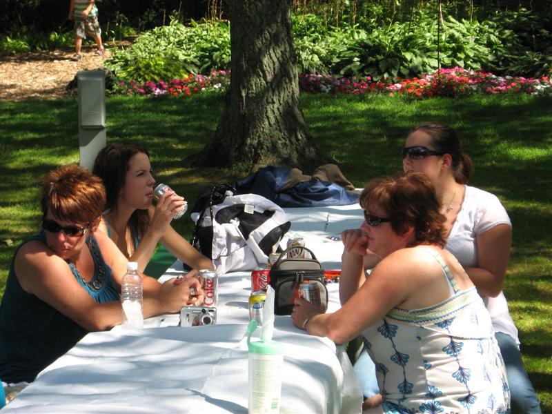 2258 Cindi and Amanda Johnson (Doreen's daughter) on one side and Doreen and Meghan on the other